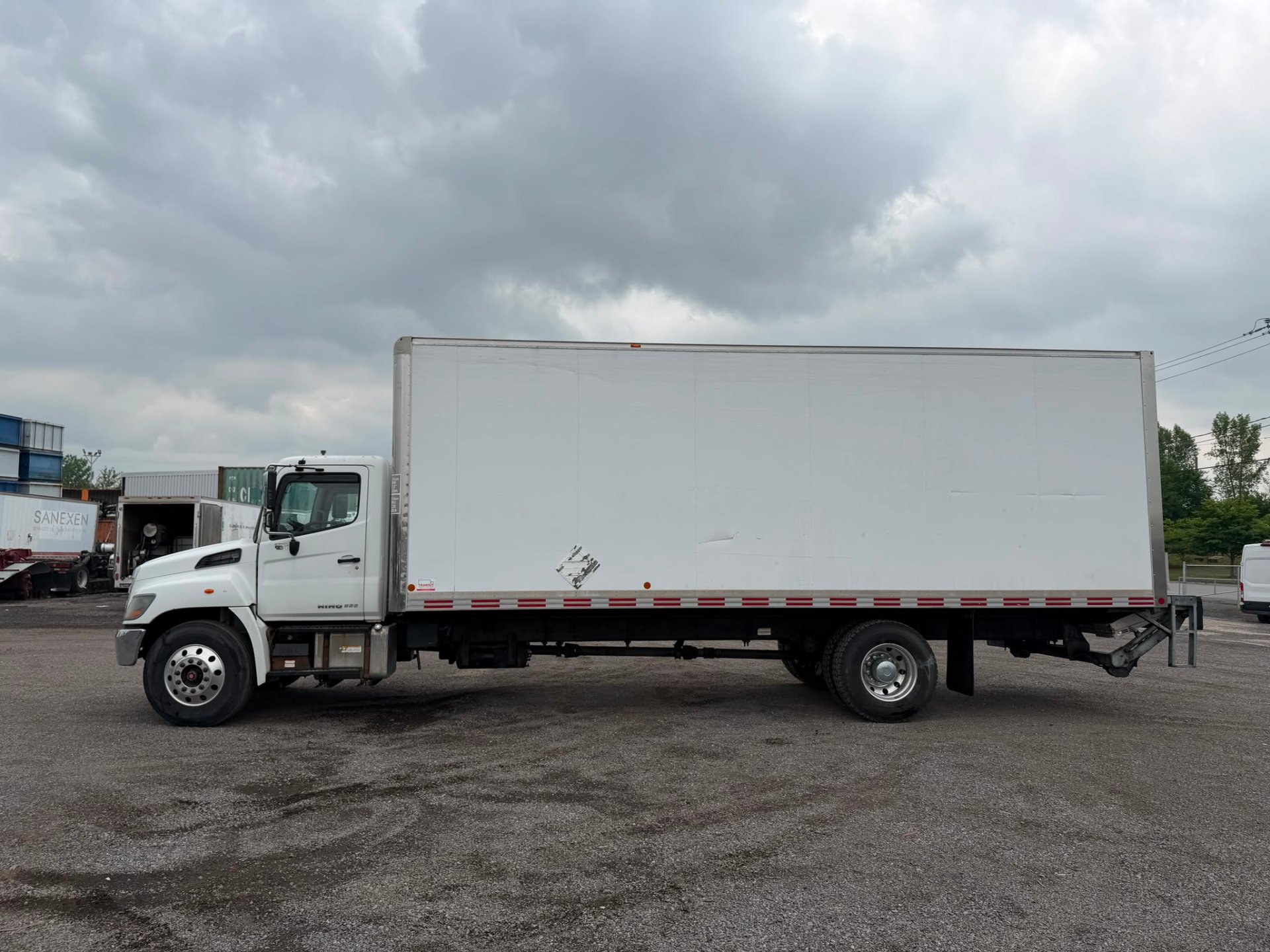 2017 Hino 338 26 PIEDS TAILGATE 2