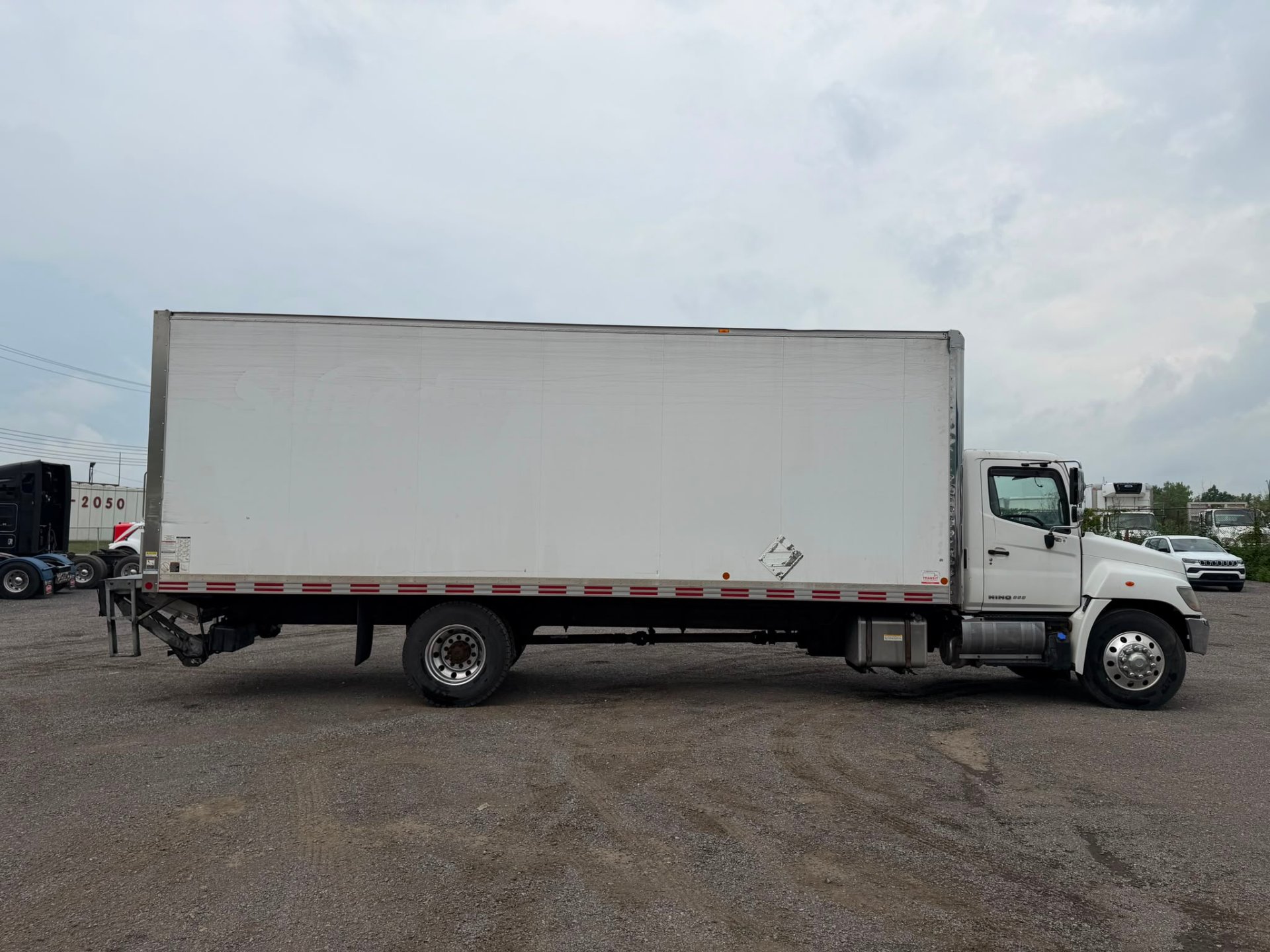 2017 Hino 338 26 PIEDS TAILGATE 6