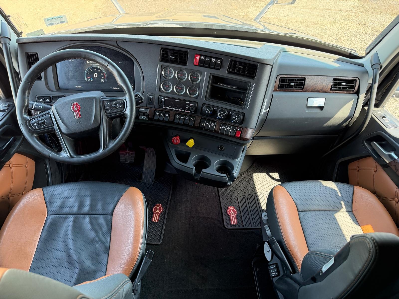 2023 Kenworth T680 Sleeper 2 bed 11