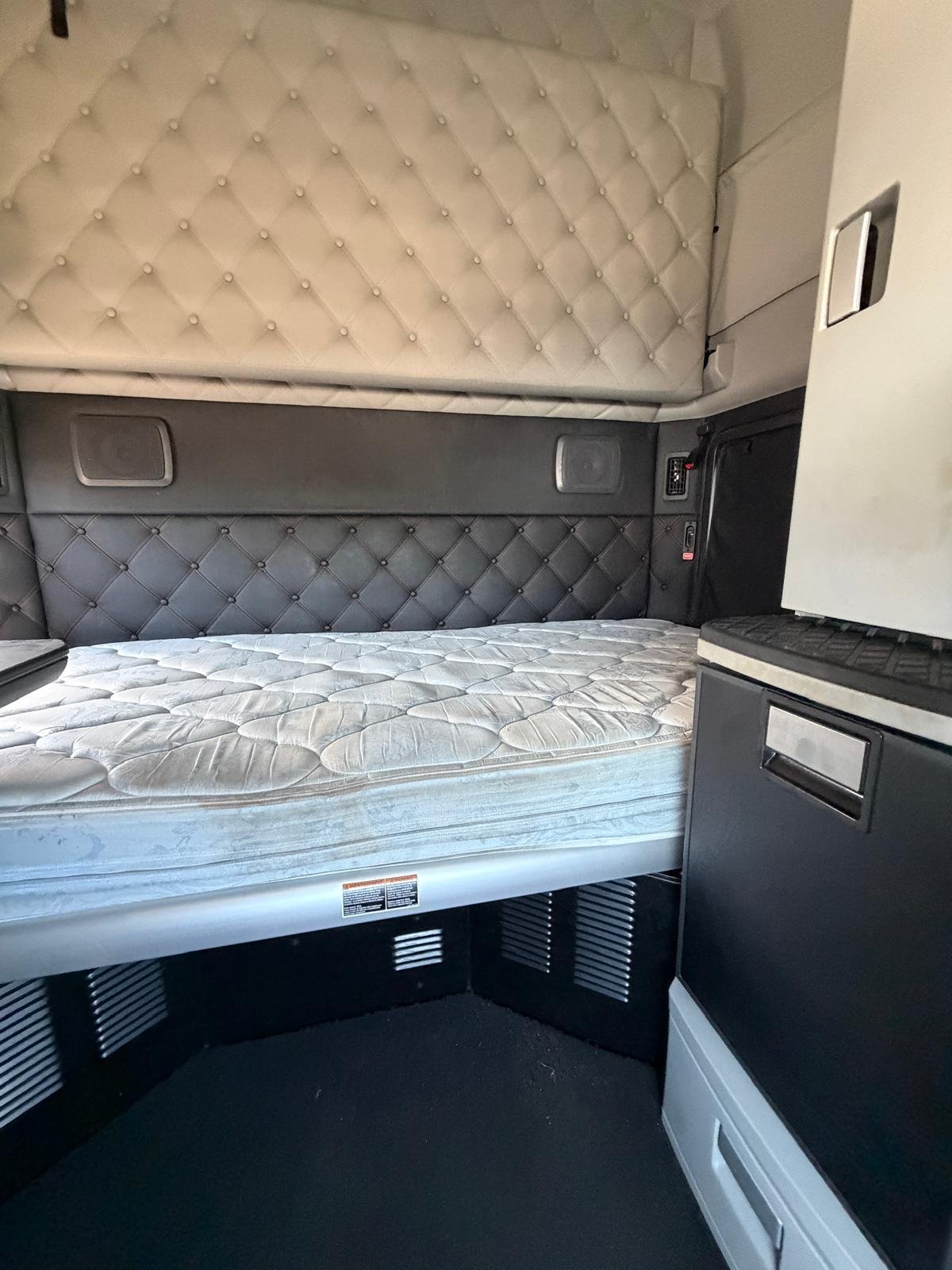 2023 Kenworth T680 Sleeper 2 bed 13