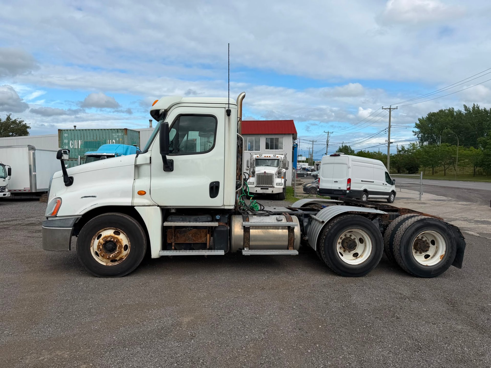 2013 Freightliner Cascadia DAYCAB 2
