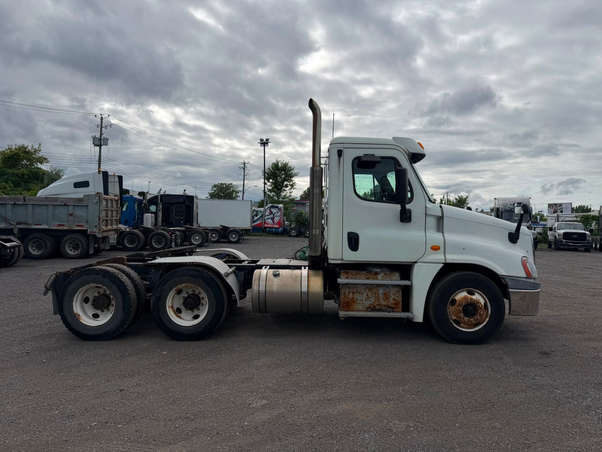 2013 Freightliner Cascadia DAYCAB 6