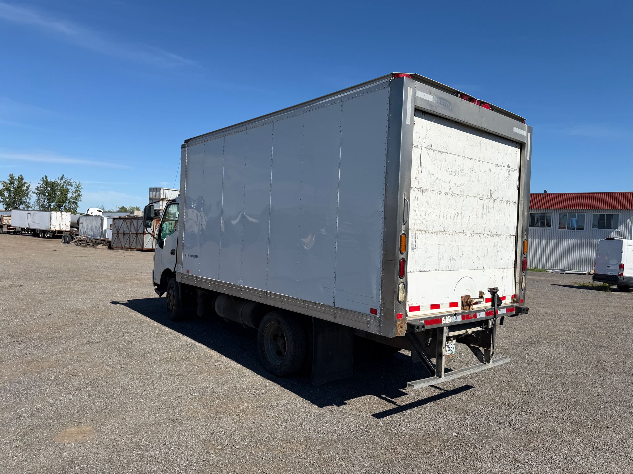 2013 Hino 195 Silver Knight — Réfrigéré 15 pieds 3